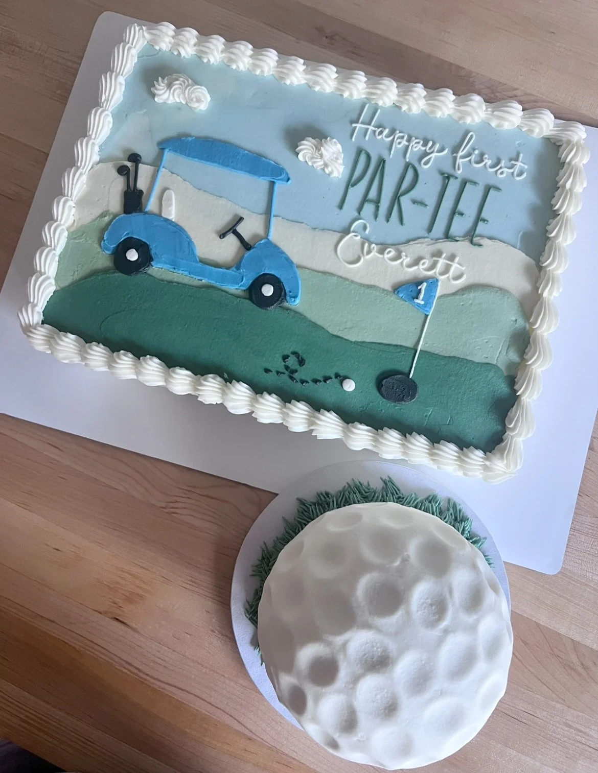 Time to Par-Tee! ⛳️🏌🏽
The sheet cake was vanilla with strawberry filling and vanilla buttercream. 
Smash cake was vanilla with vanilla buttercream.