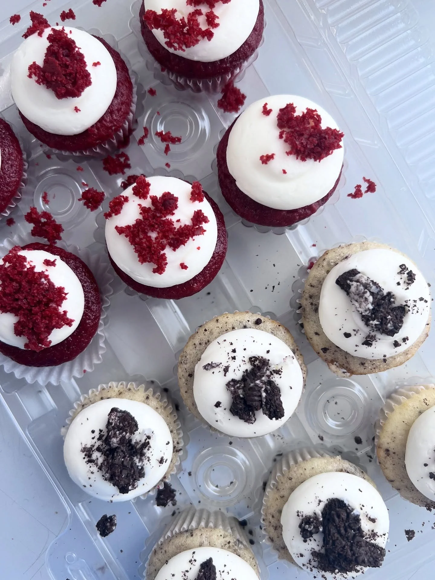 Need a treat to end the week? I have extra mini cupcakes! I have 1 dozen red velvet, 1 dozen oreo, and a 1/2 &amp; 1/2 dozen!
🧁Pickup today or tomorrow (Canton off Reinhardt)
🧁$15 per dozen
Message me to order!