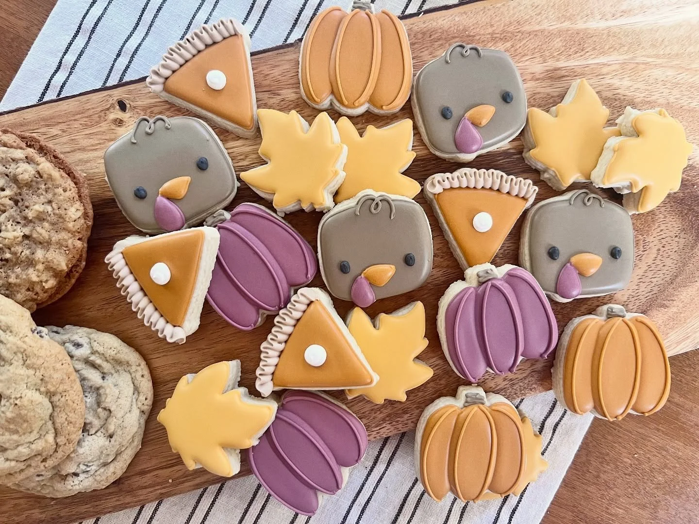 🍁 Autumn leaves, cozy treats, and Thanksgiving sweets 🍁
Thanksgiving treat boxes and decorated cookies available for preorder now!