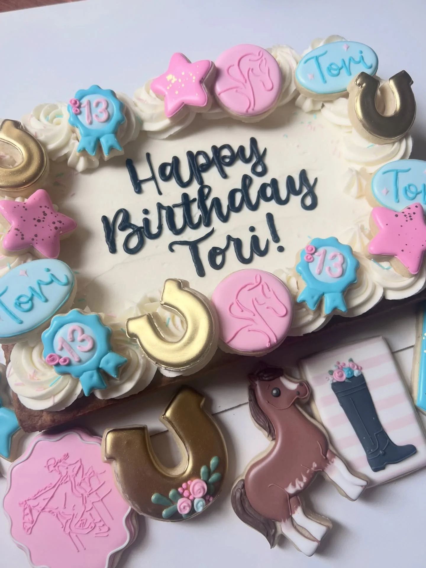 A horse girls dream birthday set 🐴✨ Chocolate chip cookie cake and matching sugar cookies. I turned her own horse into a cookie too!