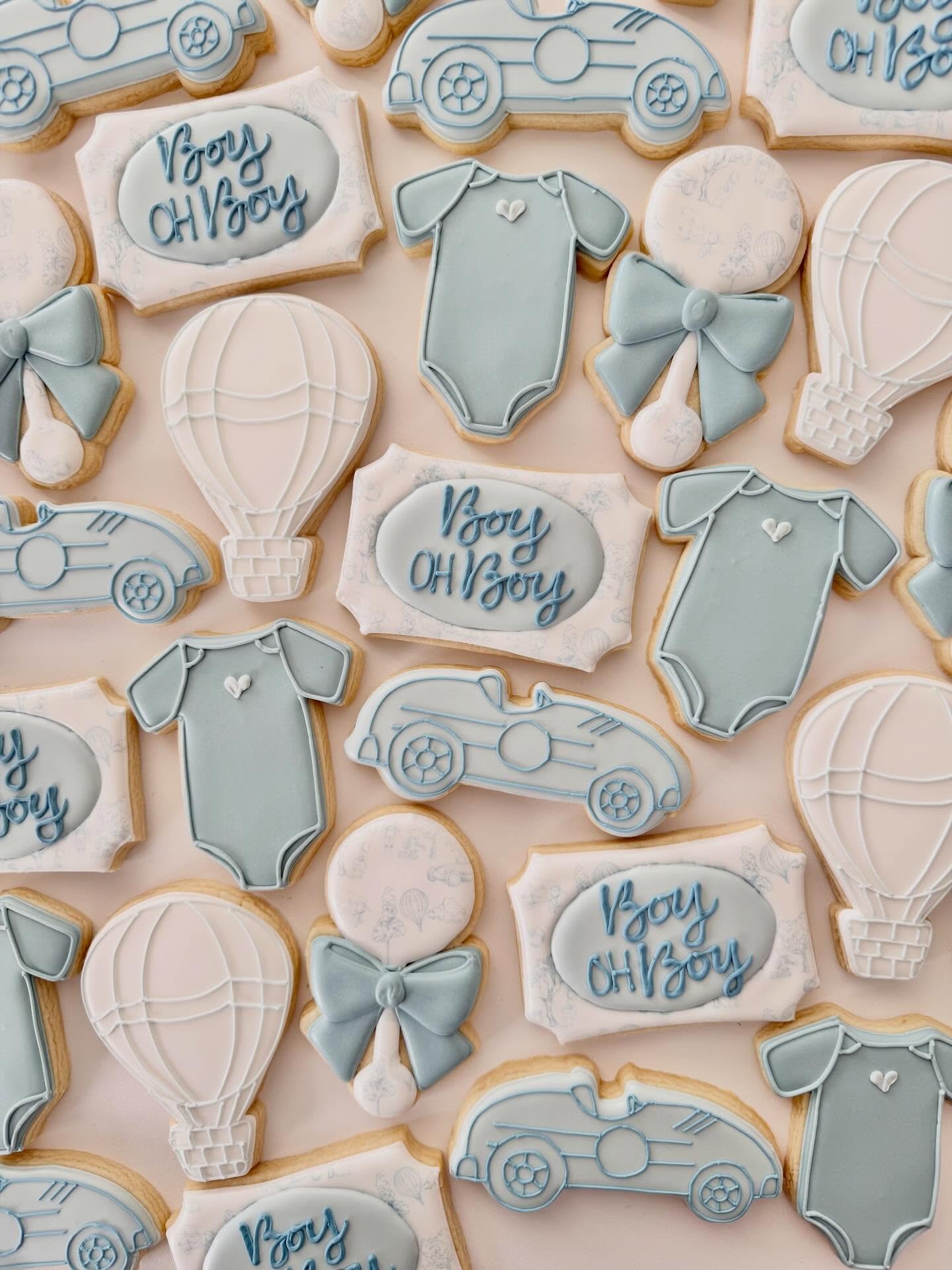 The sweetest baby boy cookies 💙 swipe to see the invitation, I was able to find the exact background to match the cookies perfectly!