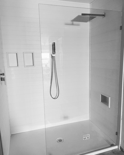 Recessed niche for leg-shaving
