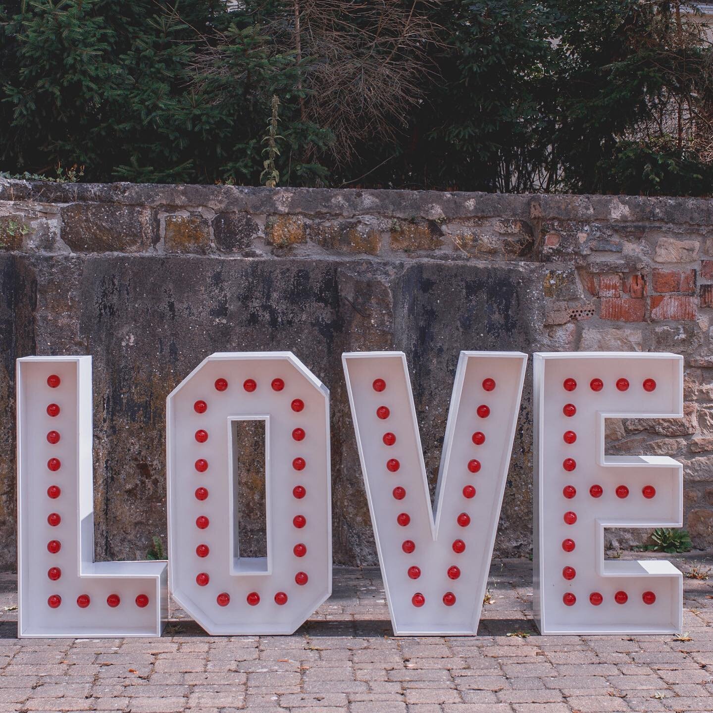 Die L O V E Buchstaben sind bei einer Hochzeit nicht mehr wegzudenken 🤍
⠀⠀⠀⠀⠀⠀⠀⠀⠀
Die wei&szlig;en Buchstaben gibt es mit verschiedenen Farbm&ouml;glichkeiten, passend zu Ihren Hochzeitsfarben 🤍
⠀⠀⠀⠀⠀⠀⠀⠀⠀
Buchungen via Website oder InstaDirect 🤍
⠀