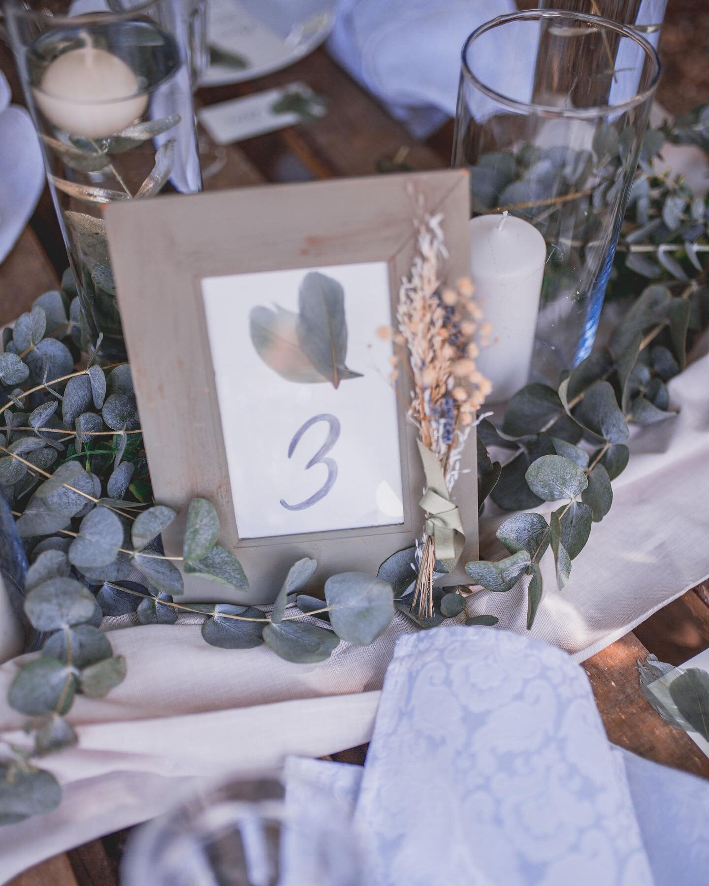 Eukalyptus und die Liebe zum Detail 💚
-&mdash;&mdash;&mdash;&mdash;&mdash;&mdash;&mdash;&mdash;&mdash;-

Dekoration &amp; Floristik @flowersoflove_ 
Papeterie &amp; Acryldesign @_letteratelier 
Foto @ginamariaphotographie 
Video @danielahoffnerfotog