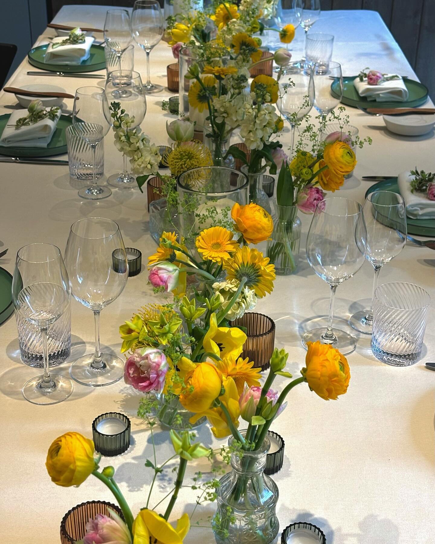 Private dinner 
.
.
.
#privateparty #privatedinner #birthdaydinner #hotelparty #londonhotel #hotelflowers #springflowers #londonflorist #lilacandbloom
