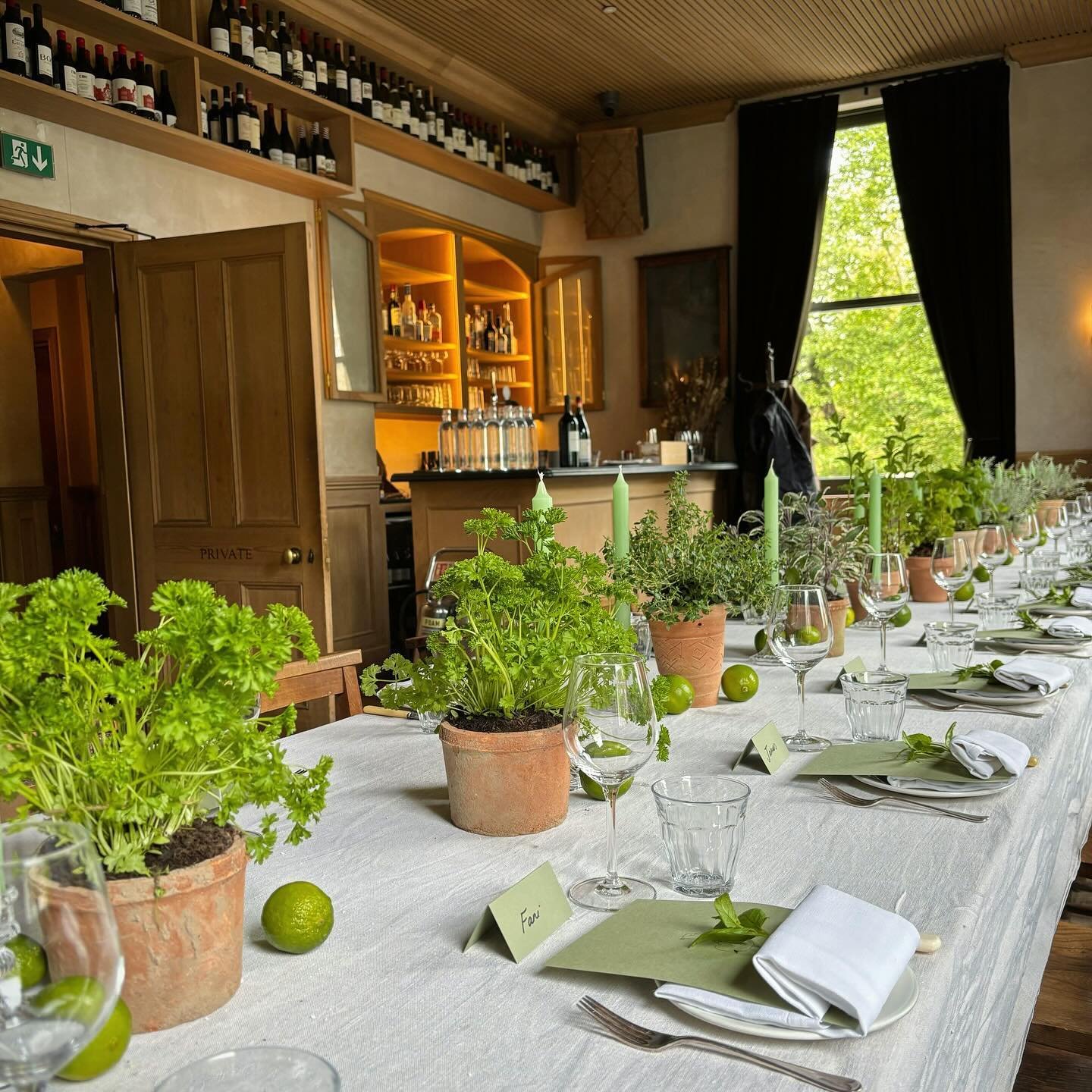 Wonderfully scented Birthday lunch in Notting Hill with lots of potted herbs like rosemary, mint, curly parsley, whole limes and candles
.
.
.
#birthday #lunch #tabledecor #nottinghill #florist #herbs #limes #lilacandbloom