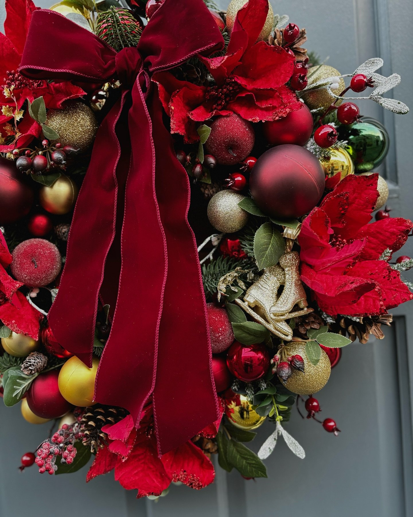 The first door wreath of the year 🌲
To order your bespoke wreath, contact us. 
.
.
.
#doorwreath #christmaswreath #londonflorist #christmasdecor #wreathmaking #redandgoldwreath #lilacandbloom #ilovechristmas
