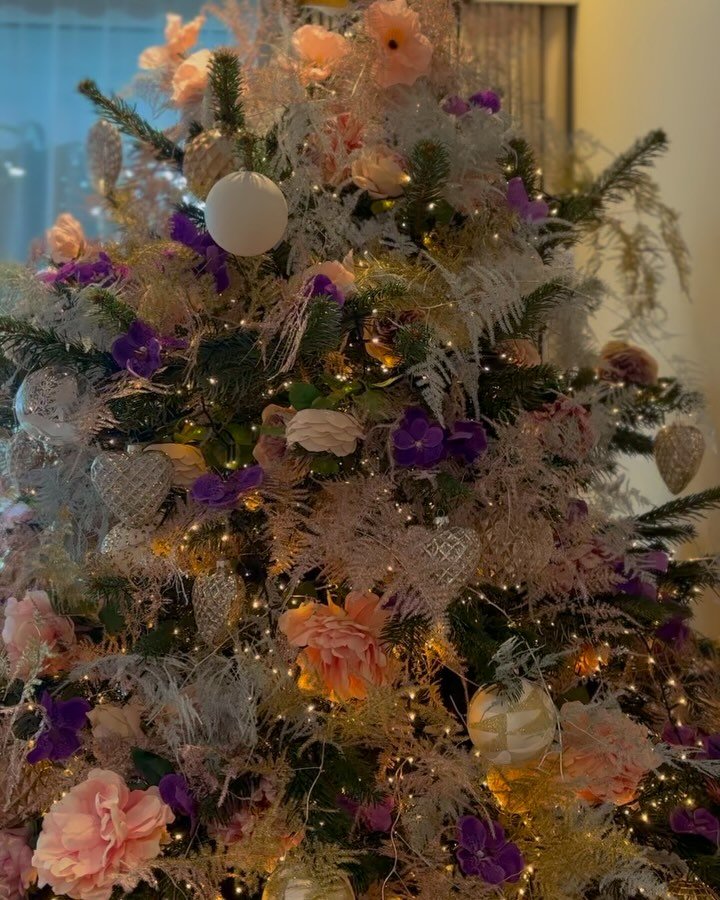 🎄 
.
.
.
.
#christmastree #christmastreedecorating #luxurylifestyle #xmas #pinkchristmas #privateflorist #bespokechristmas #londonflorist #ilovechristmas #lilacandbloom