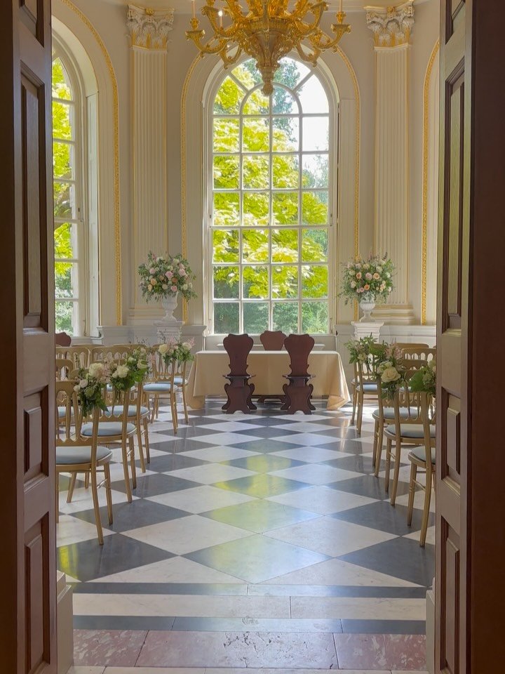 @orleanshousegallery - The Grade l Listed Octagon Room. Swipe for more florals throughout the seasons ➡️
.
.
.
.
#weddingceremony #orleanshousegallery #orleanshousegallerywedding #octagonroom #richmonduponthames #londonwedding #londonflorist #wedding