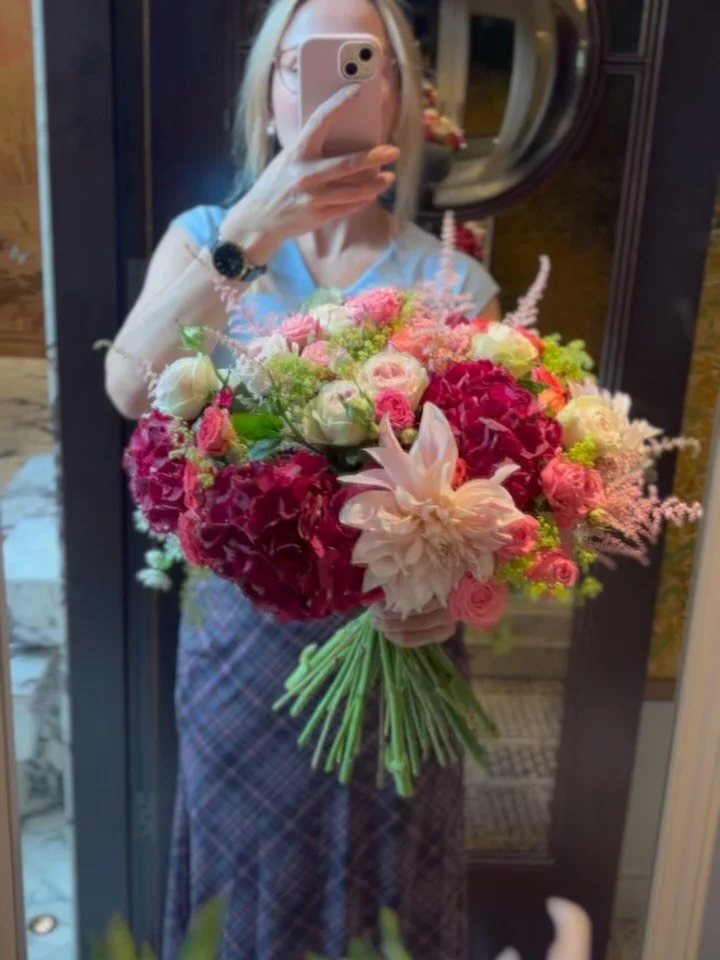 Autumn is slowly coming 
.
.
.
.
#autumn #fallflowers #septemberbouquet #luxuryflorist #luxurybouquet #dahlia #hydrangealove #bigbouquet #londonflorist #samedaydelivery #samedayflowerdelivery #londonflowers