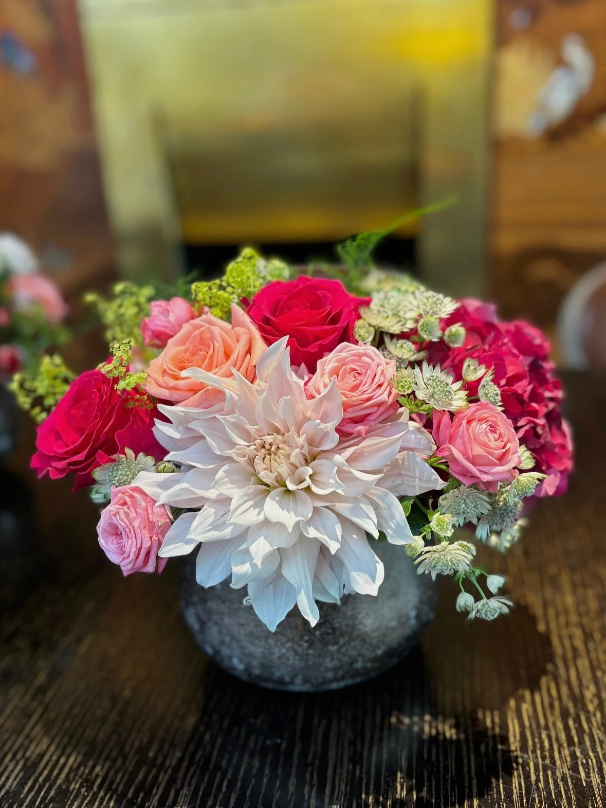The stunning combination of dahlias, roses, and hydrangeas together 
.
.
.
#lilacandbloom #londonflorist #dinnerparty #dahlia #hydrangea #roses #stjohnswood #luxuryflorist