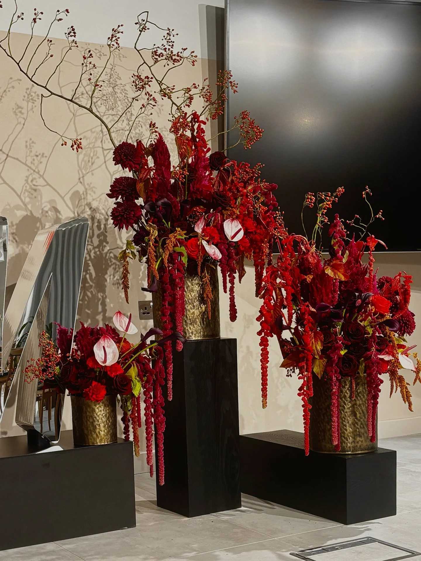 Autumn display of flowers for @hm offices
.
.
.
.
#hm #oxfordcircus #autumncolours #londonflorist #lilacandbloom #hmcollection #fall #falldecor #autumndecorations #amarante