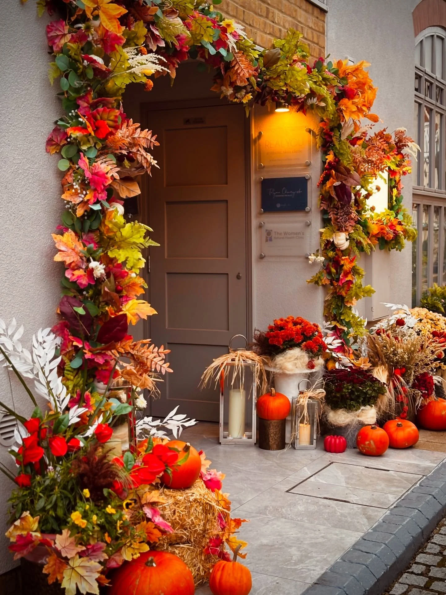Autumn has arrived @realyouclinic 🧡
.
.
.
.
#autumndecor #falldecor #autumn #pumpkins #pumpkindecor #driedflorals #londonflorist #realyouclinic #richmondflorist #lilacandbloom