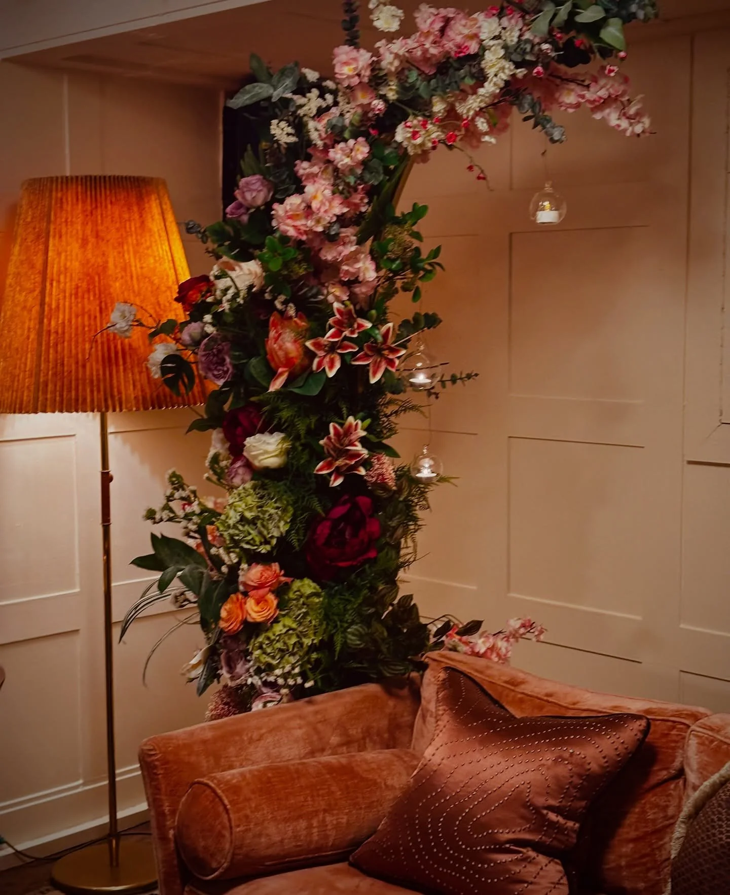 Broken floral arch @sohohouse
.
.
.
.
#privateevent #florist #london #eventflowers #floralarch #brokenarch #sohohouse #chiswick #londonflorist #weddingflorist #lilacandbloom