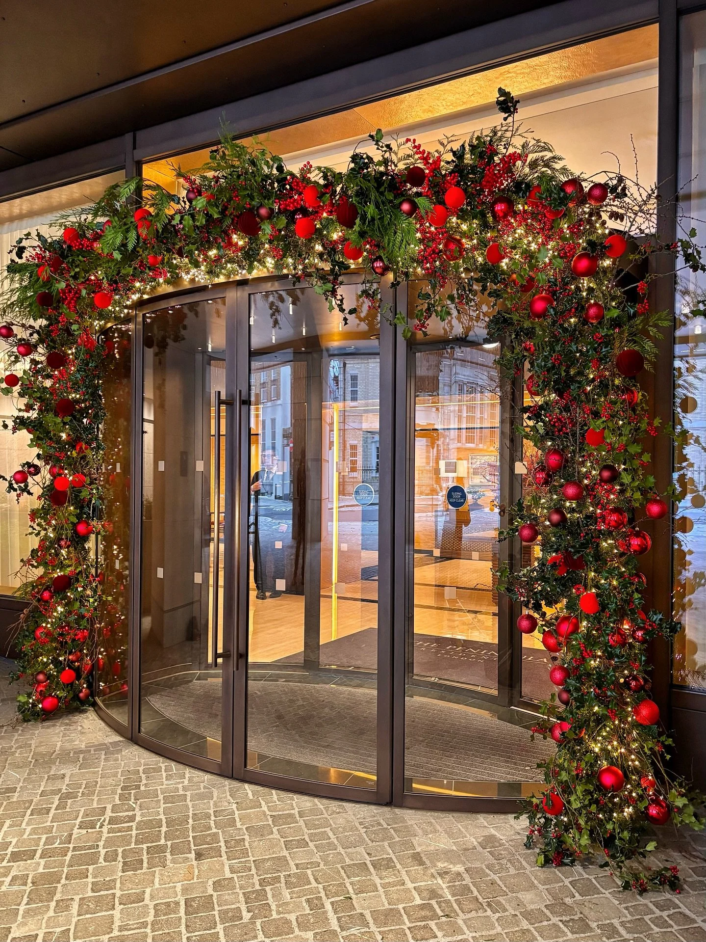 Red &amp; Green Christmas Garland Entrance 
.
.
.
.
#christmas #christmastreedecorating #christmasgarland #redandgreenchristmas #londonflorist #mayfair #christmasinlondon #lilacandbloom #london #christmasinstallation