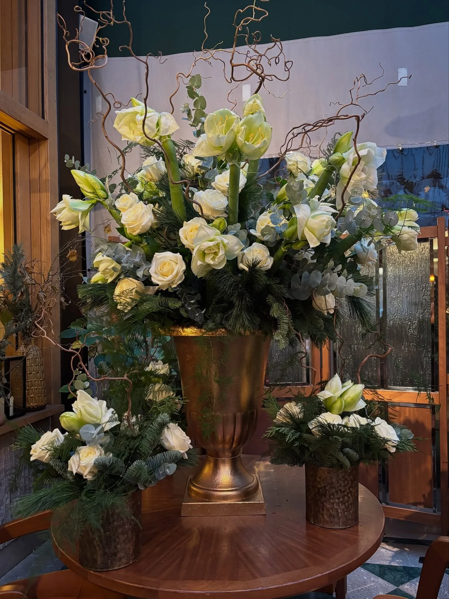 A winter Wonderland - Amaryllis, roses and winter foliage 
.
.
.
.
#hotelmayfair #1hotelmayfair #whitechristmas #hotelflowers #londonflorist #amaryllis #whiteroses #londonflowers #privateevent #privateeventflowers #lilacandbloom #london #londonhotels