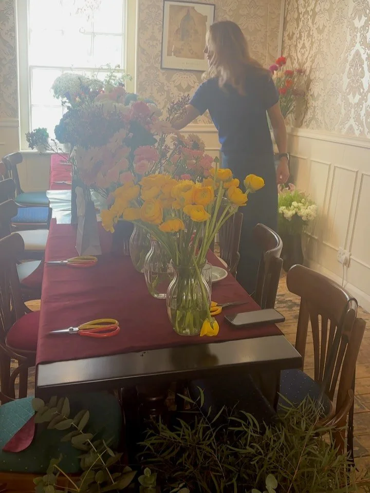 Hen-do flower bouquet workshop. Such a lovely atmosphere and the girls did an amazing job. 
.
.
.
.
#flowerworkshop #hendoflowers #londonflorist #hendoideas #flowerbouquetworkshop