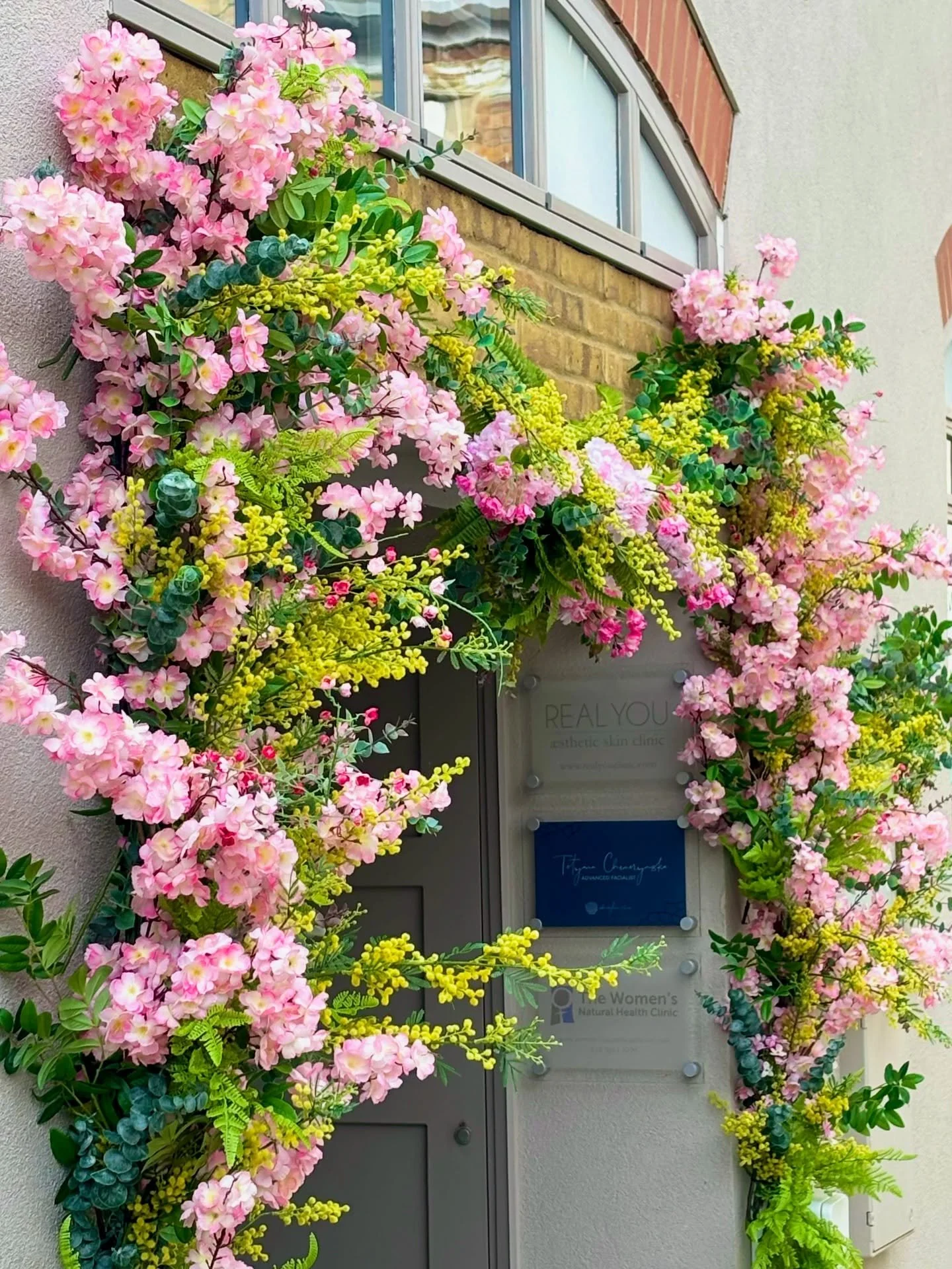Spring has arrived @realyouclinic 
.
.
.
.
#flowerinstallation #realyouclinic #londonspring #londonflorist #springinspiration