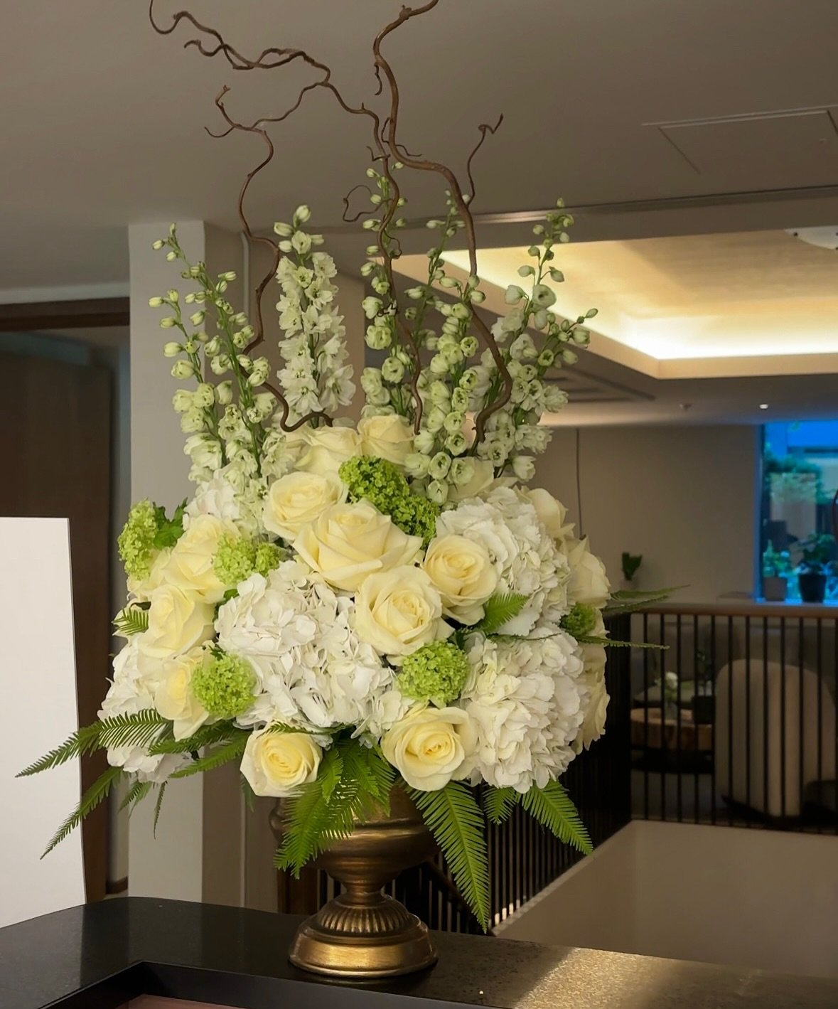 White &amp; Green 
@1hotel.mayfair 
.
.
.
.
.
#whiteandgreenflowers #londonflorist #luxurydecor #hydrangeas #corporateflowers #receptionflowers #eventflowers #luxuryflowers #residentialflowers #lilacandbloom