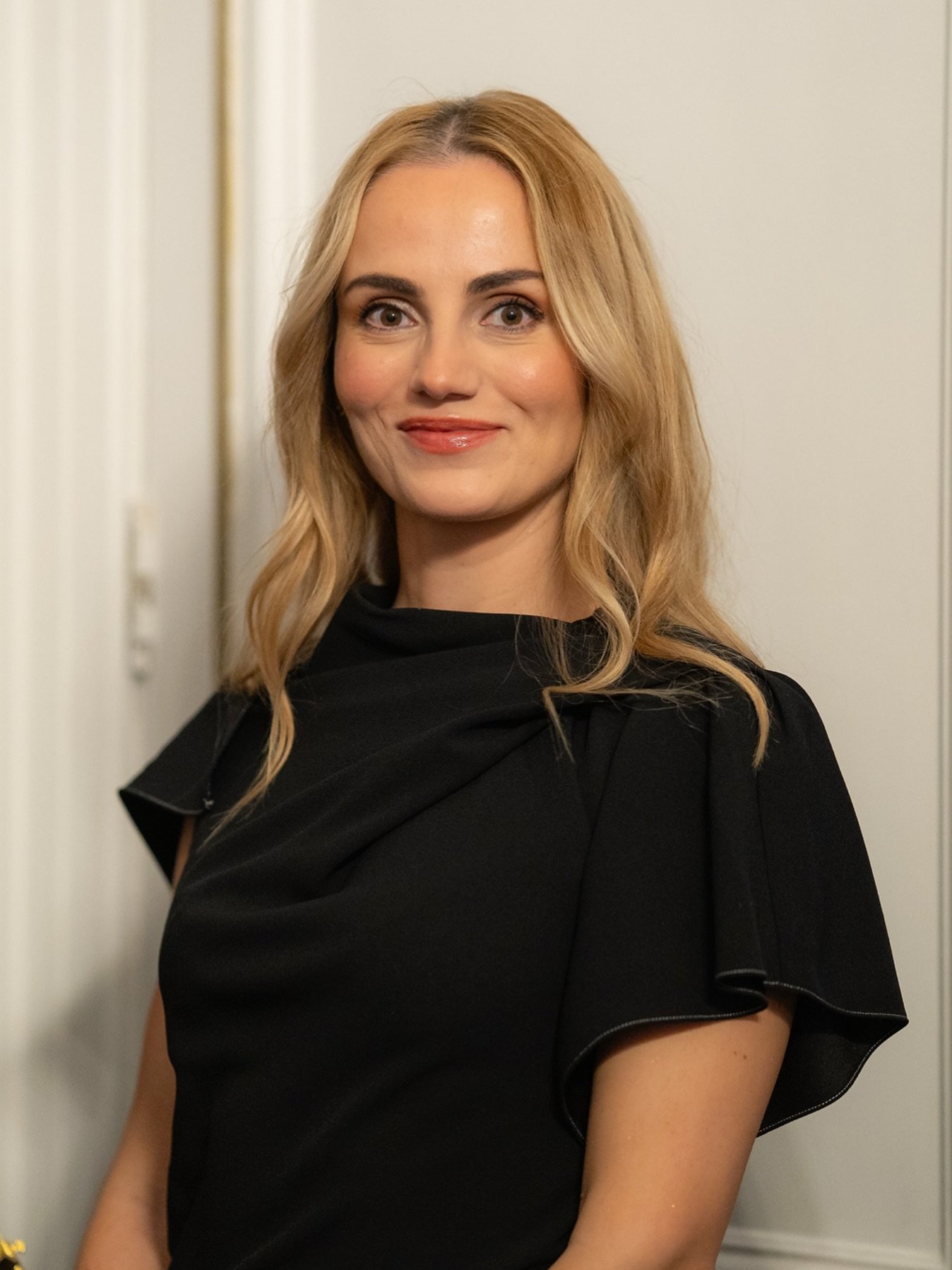 Wishing you all a wonderful Christmas full of peace and joy! 
With love, 
Elena 
.
.
.
#merryandbright #christmas #london