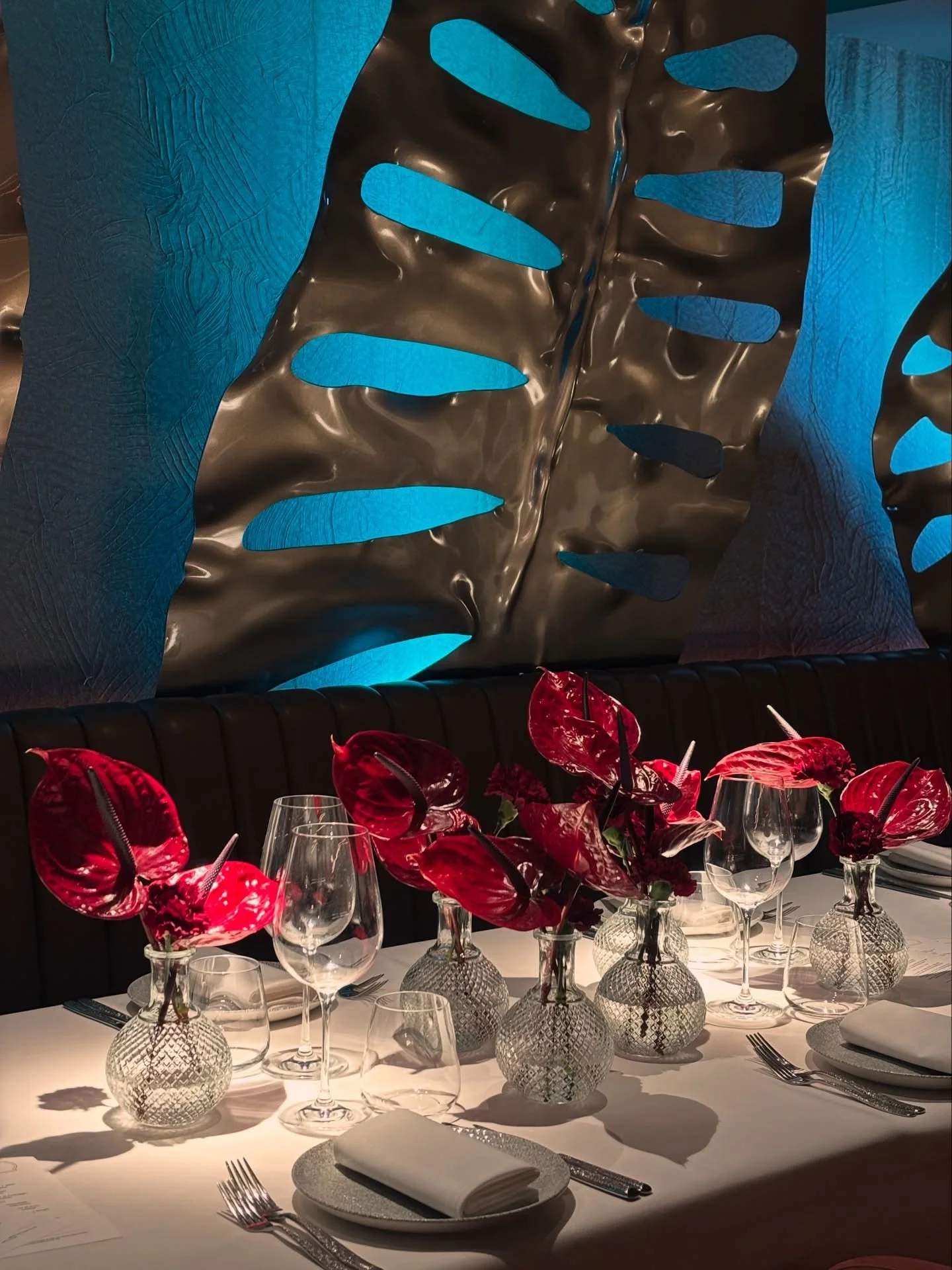 Understated luxury with Anthuriums NERO 
@bocconcinolondon 
.
.
#londonflorist #tablescapedesign #anthuriums #burgundyflowers #privateevent