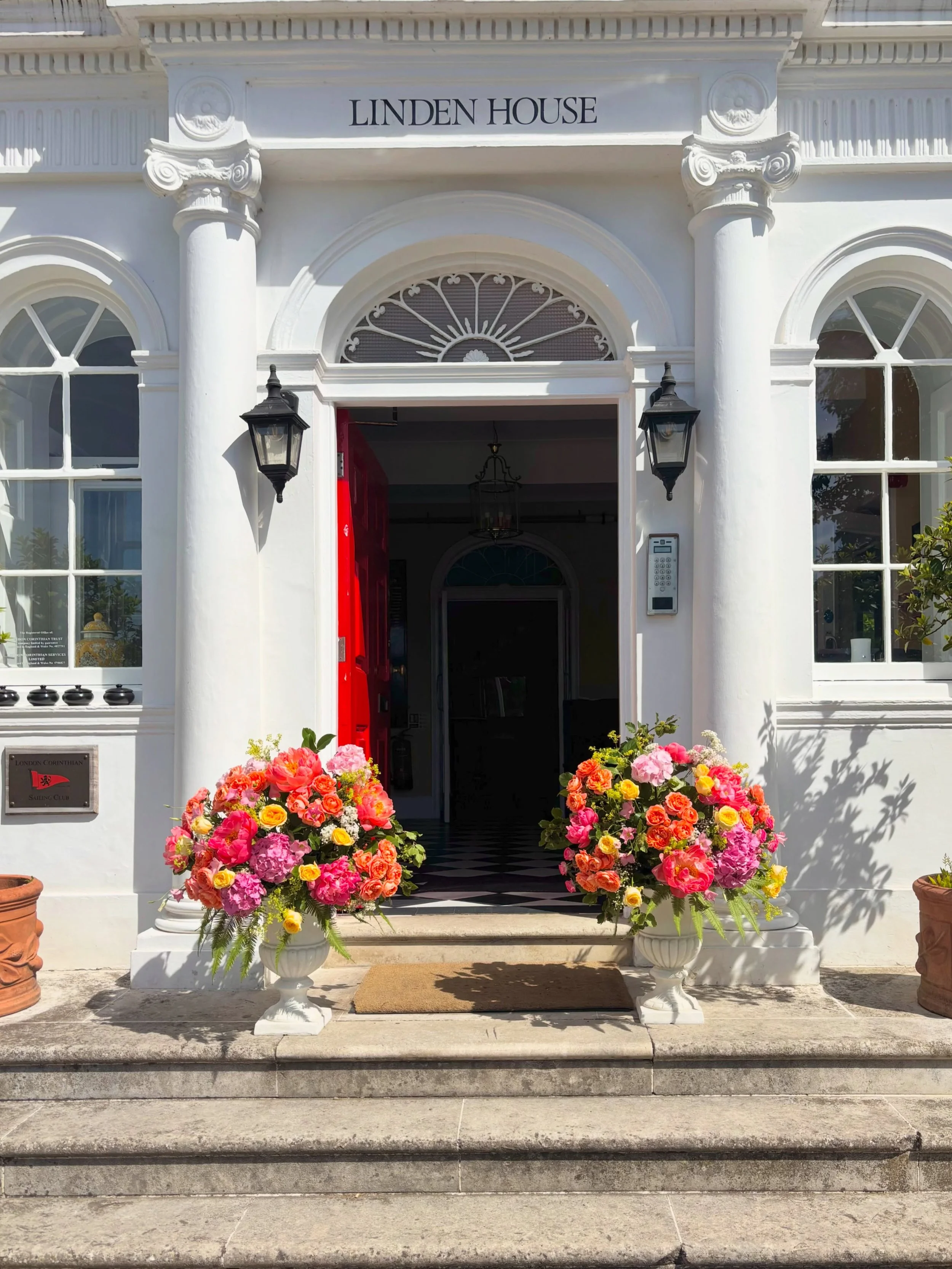 Grace &amp; Justin&rsquo;s Wedding Day @lindenhouseriverside 
.
.
.
.
.
#weddingday #peonies #summerwedding #lindenhouse #londonflorist