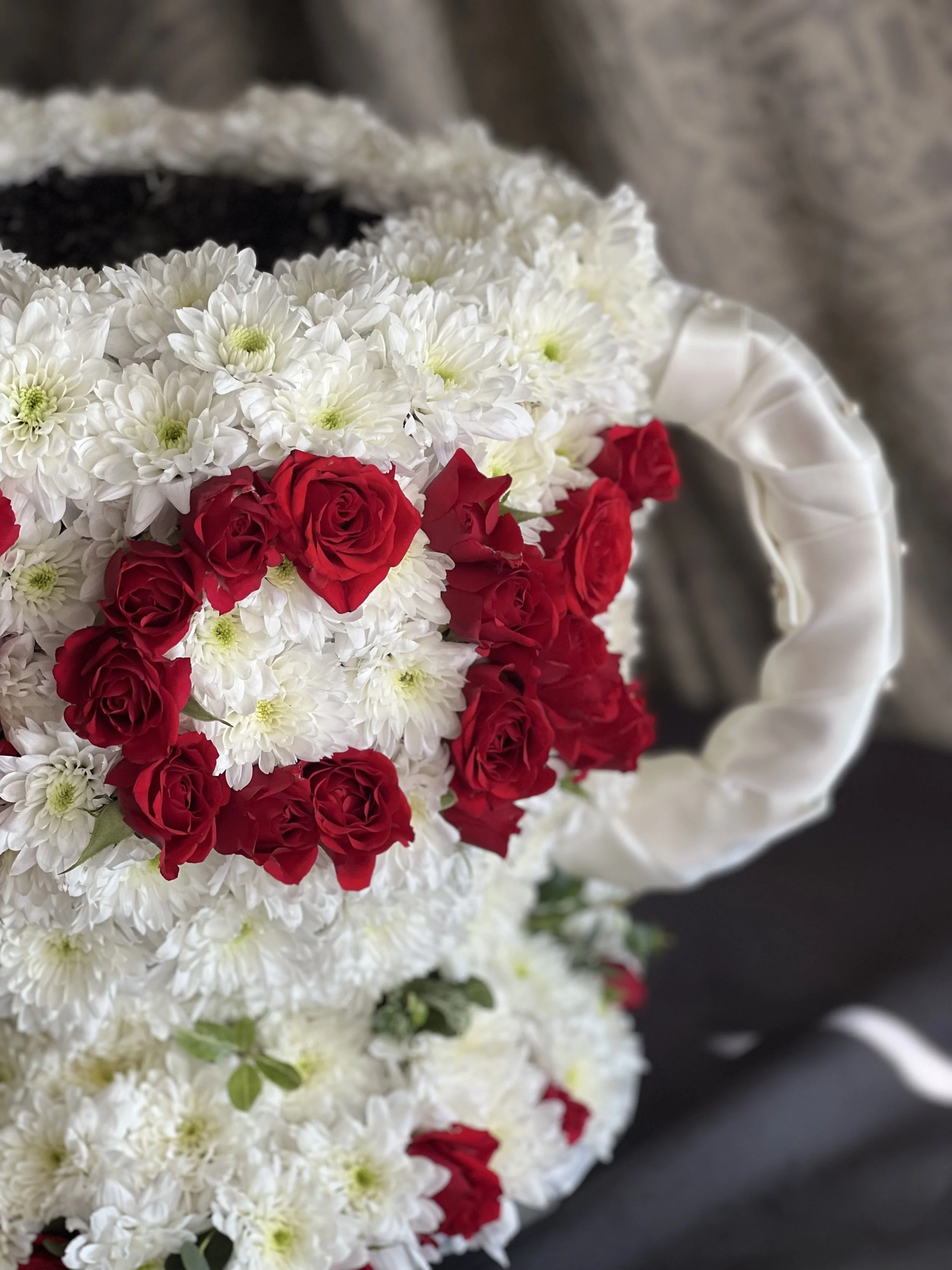 3d cup of tea with white flowers and red letters made of roses