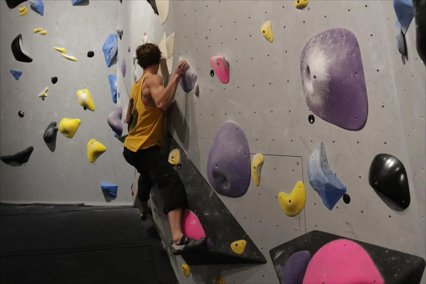 reminder we are open today until 9pm ⚡️come climb! 

[11/11/25]