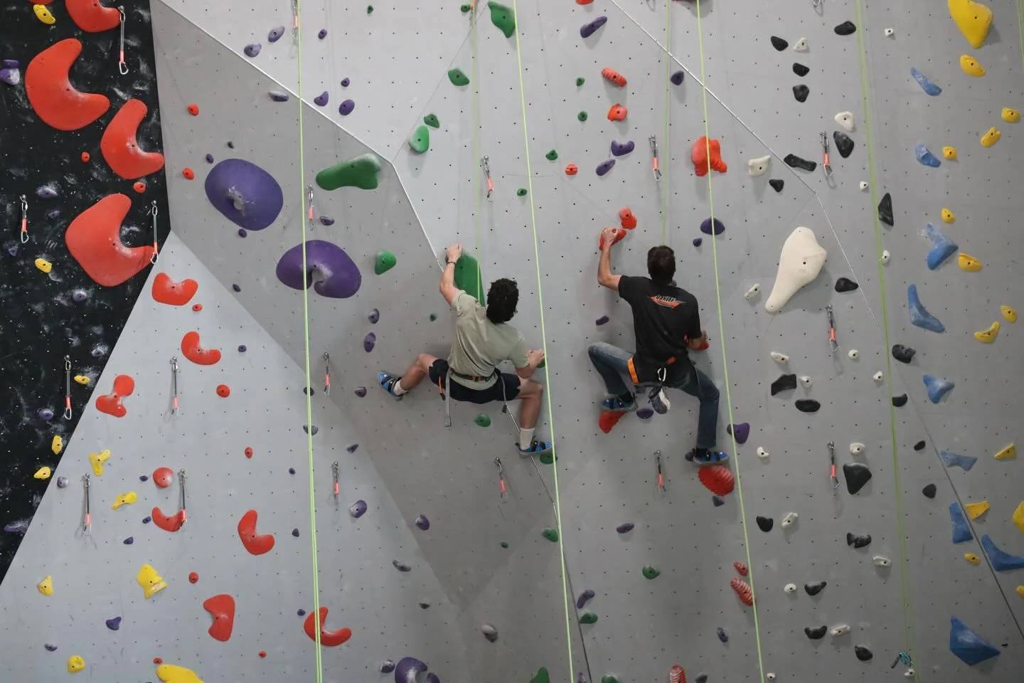 Caught a synchronous moment on the wall during the Ecology Learning School&rsquo;s visit this Wednesday! 

We always have such a blast with these enthusiastic student climbers!