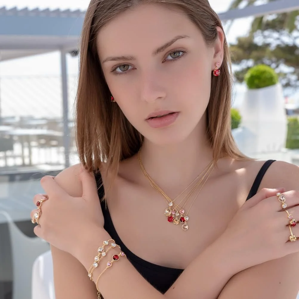It's a brand new month, so why not add something new to your jewelry box? Shop Liska's Swarovski collection online. Sterling silver jewelry with original Swarovski Crystal, handcrafted in Spain. 
Link in bio➡️ #subicres #liska #liskajoyas #swarovskic