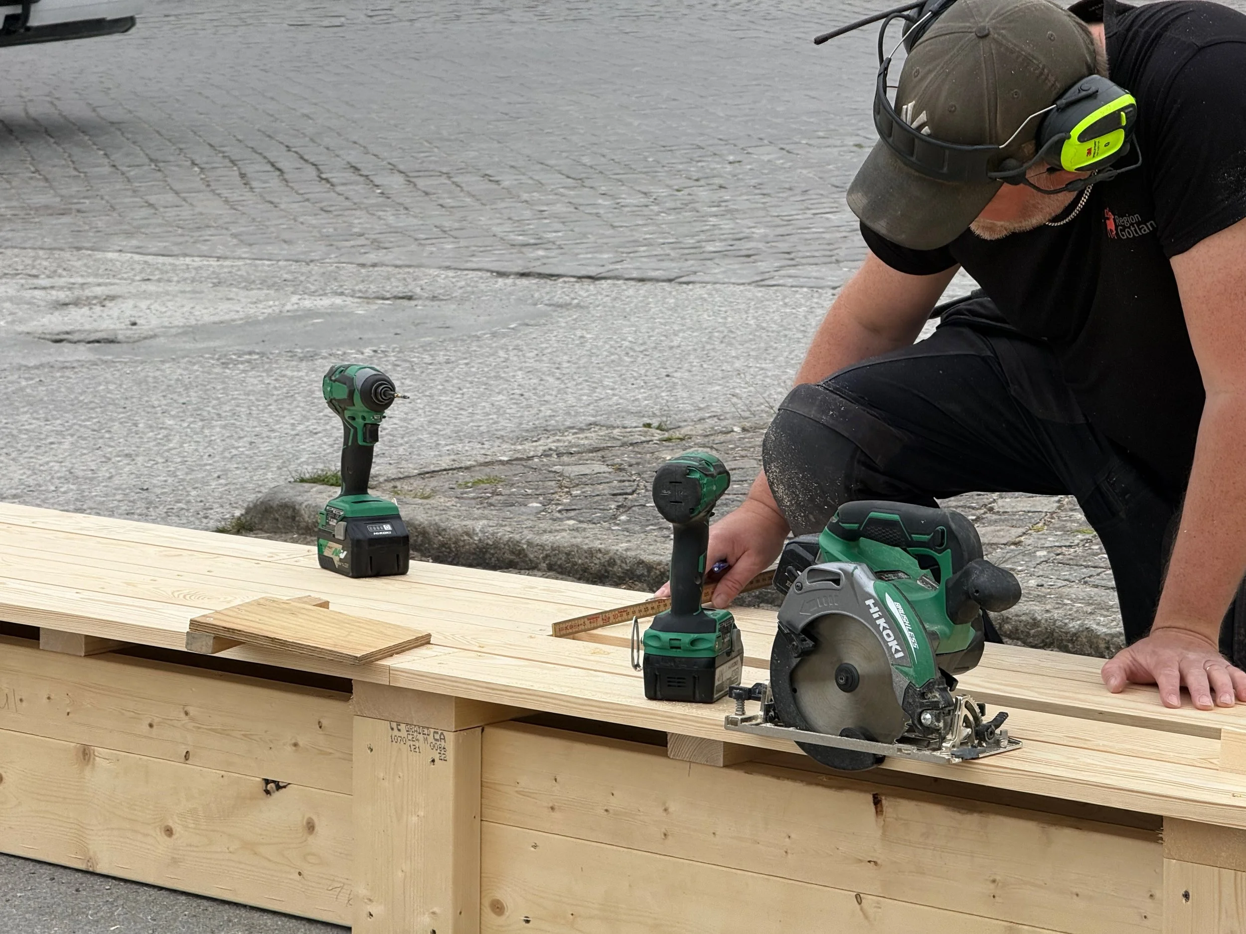 Building beach boxes at the South square