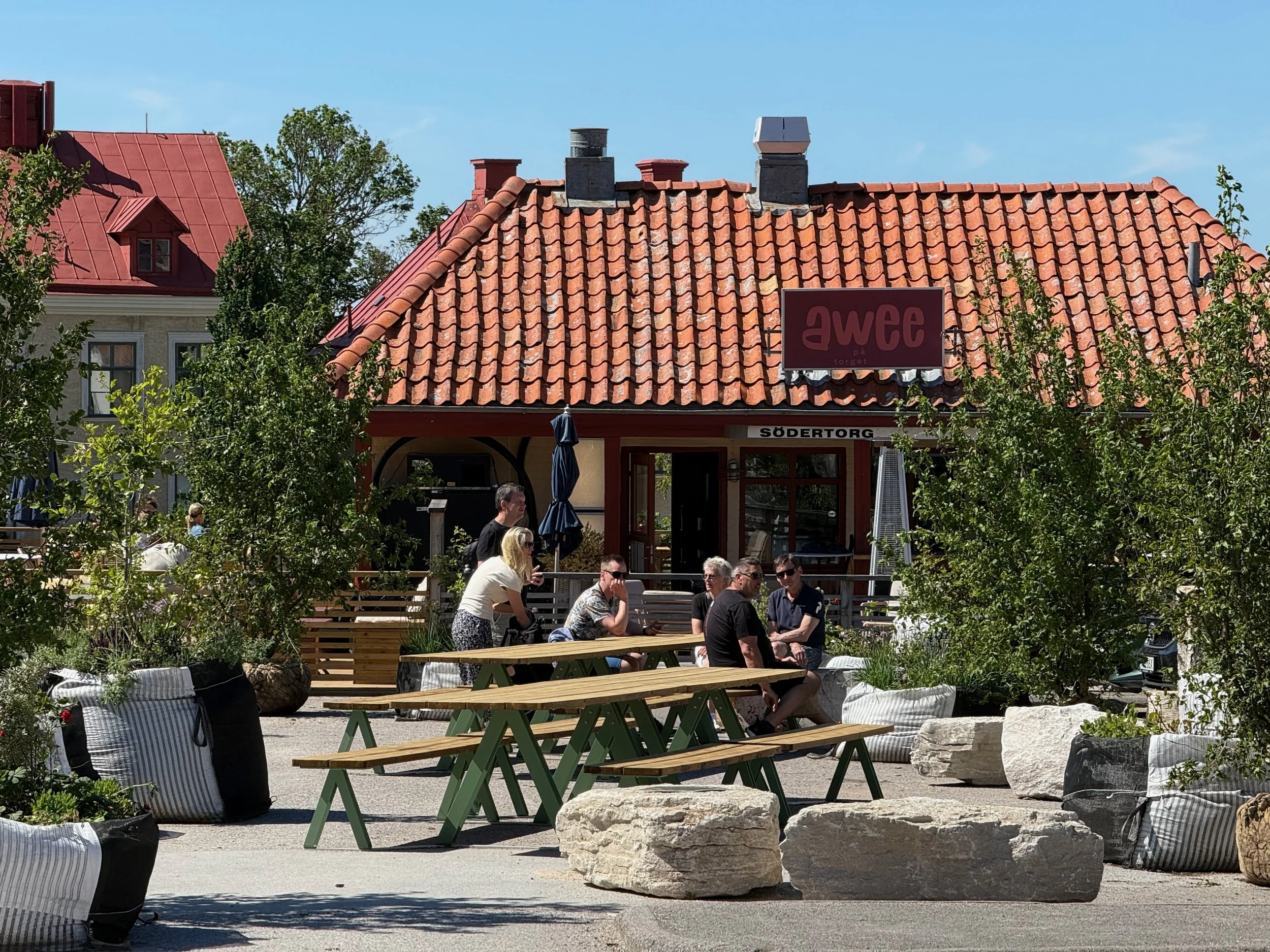 Extra seating for visitors to the adjacent restaurant