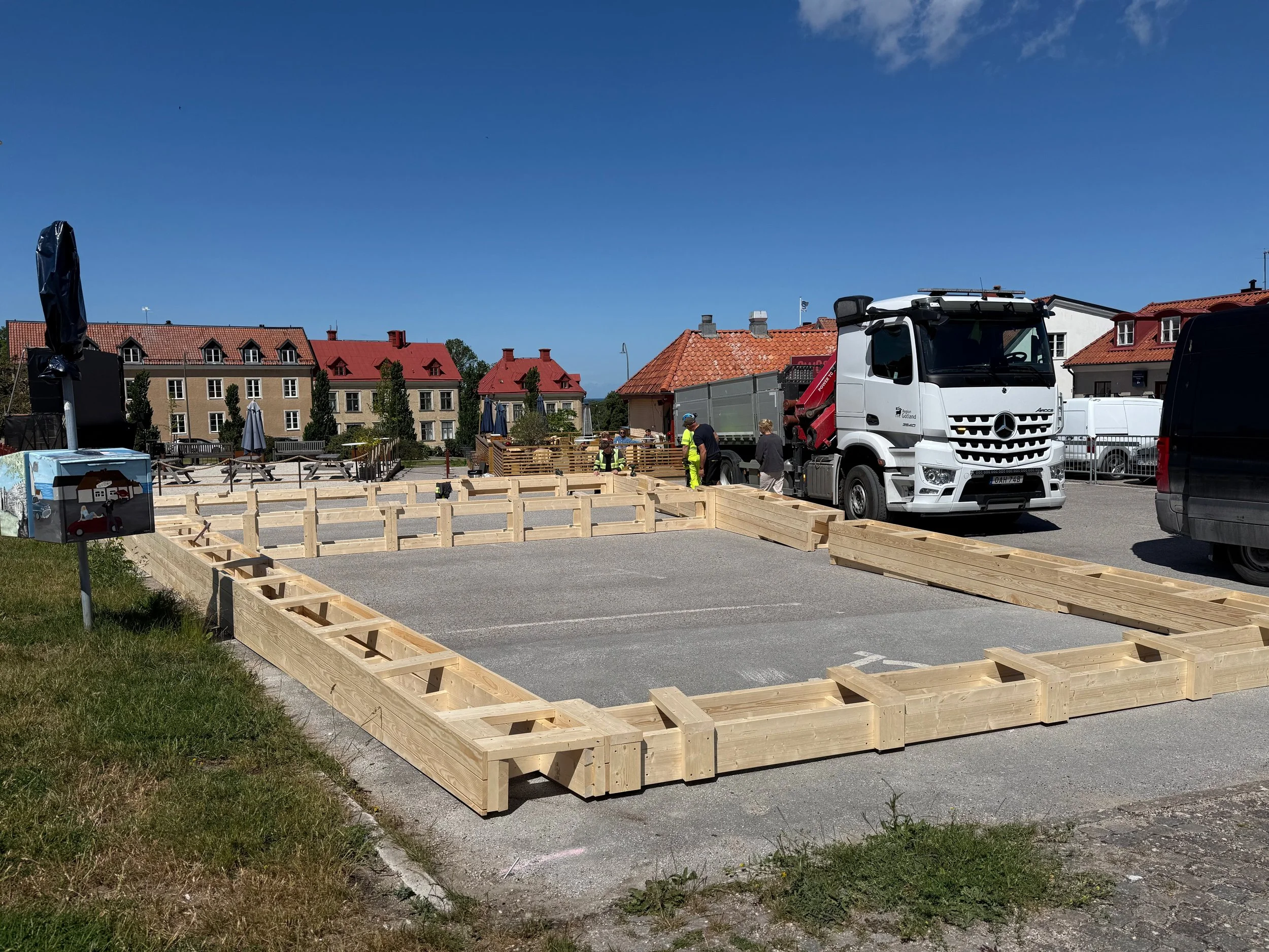 Building beach boxes at the South square