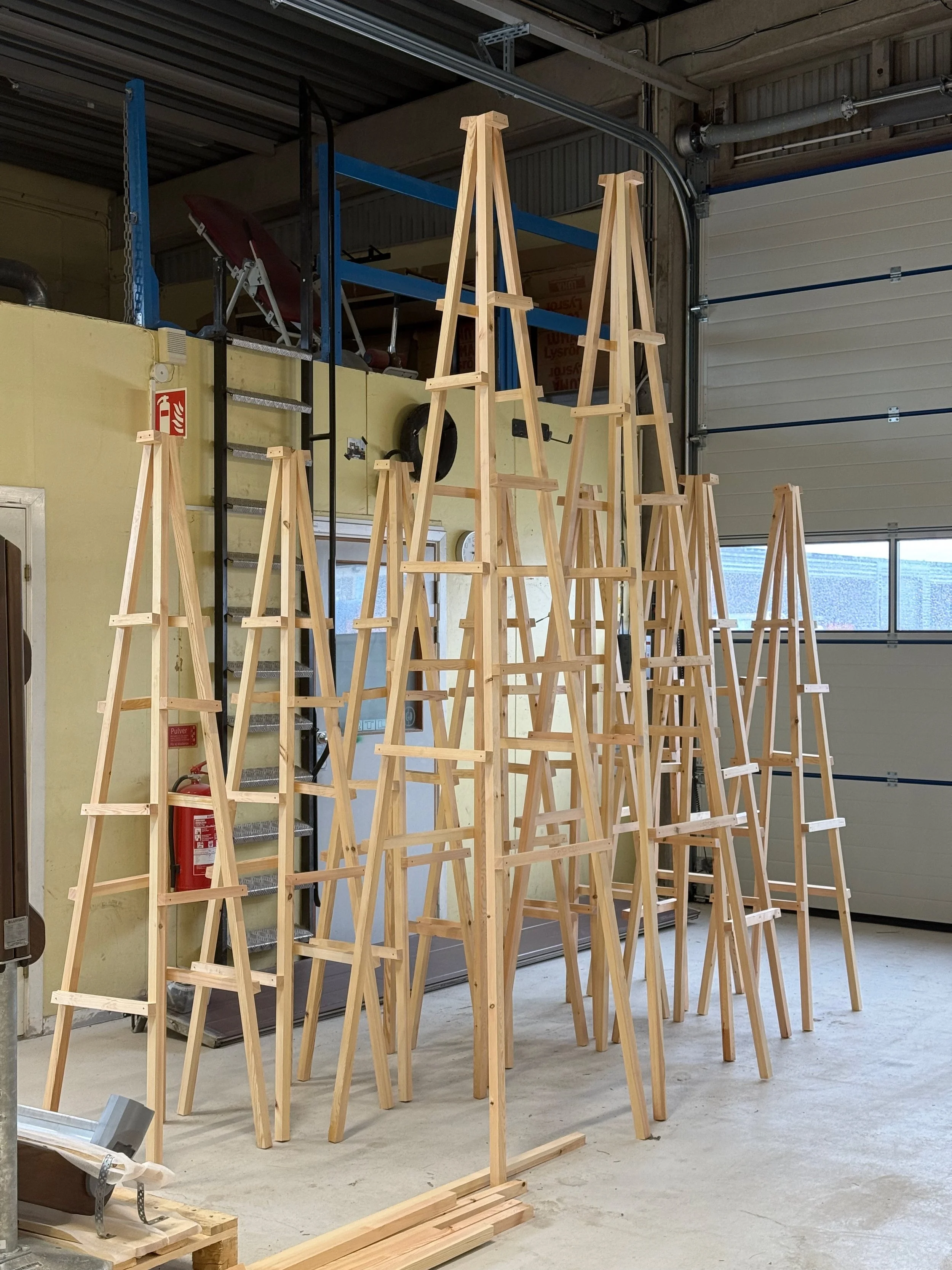 Building trellises for flower support in the municipality's carpentry