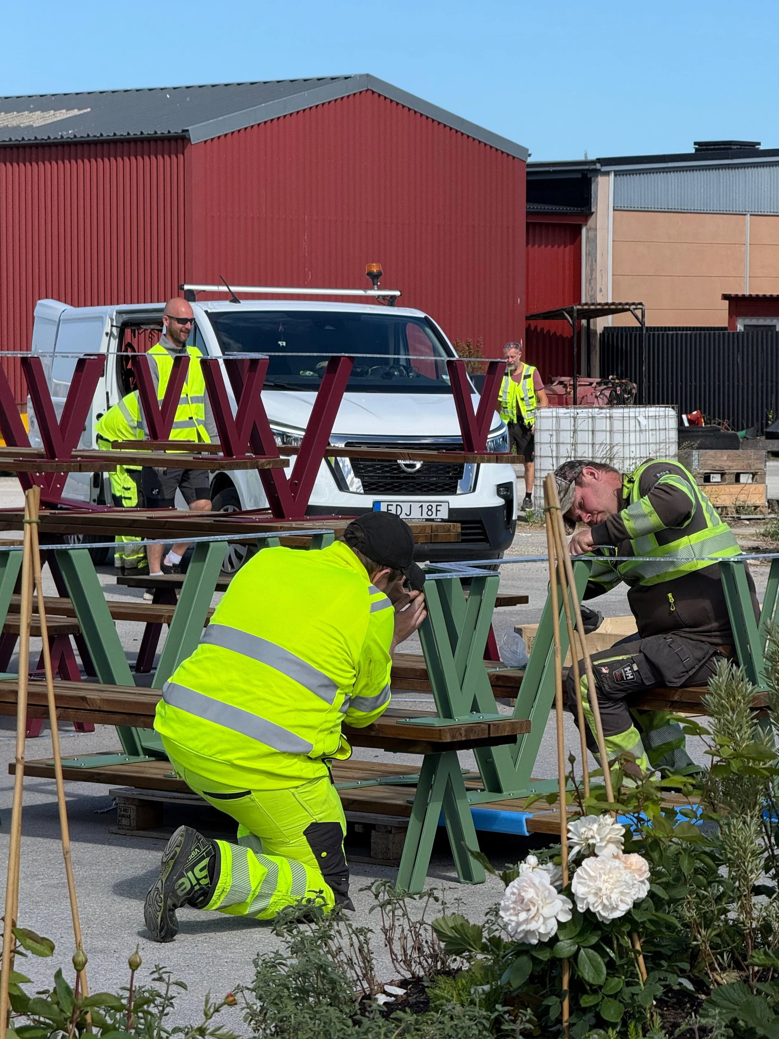 Mounting the picnic tables