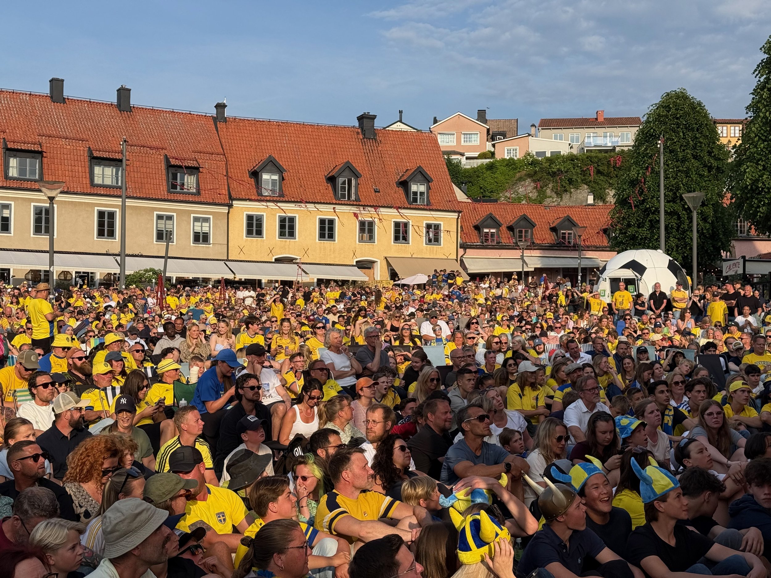 The Main square was full during game day, no furniture nor plants visible to the naked eye