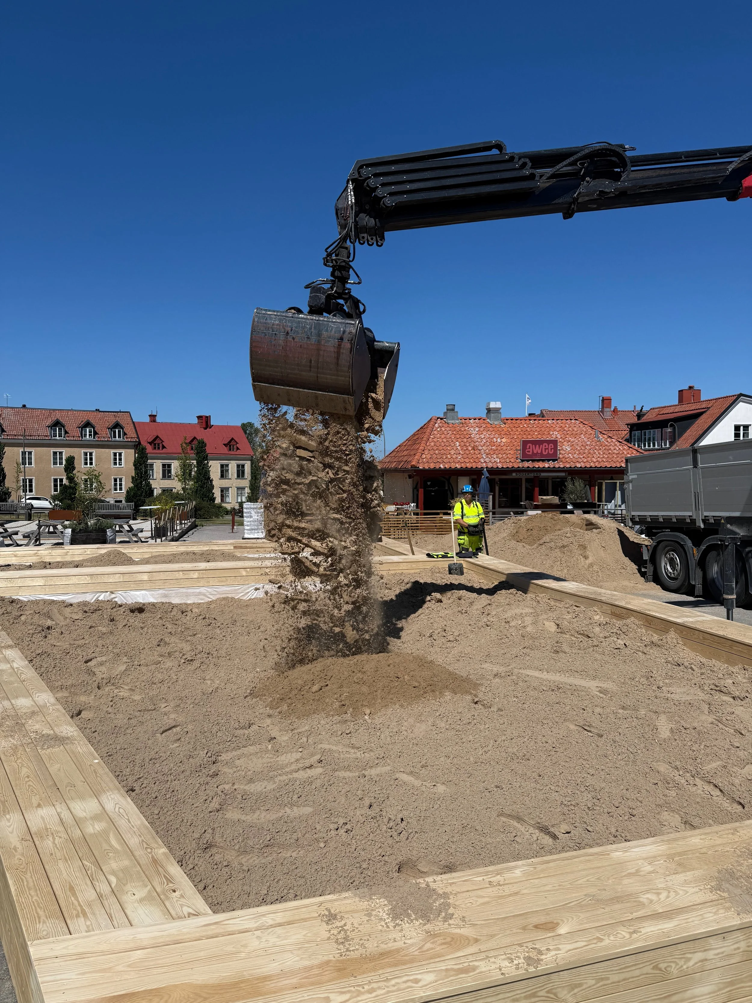 Filling the beach boxes with sand