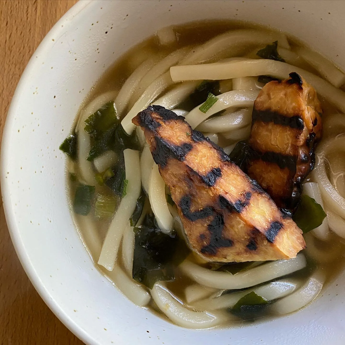 Breaking out all the proteins this week!
Grilled Tempeh &amp; Udon Noods in a simple clear miso broth seasoned with scallion &amp; seaweed. If there ever was a thing as a summer soup (other than a gazpacho) this would be it. 🍜