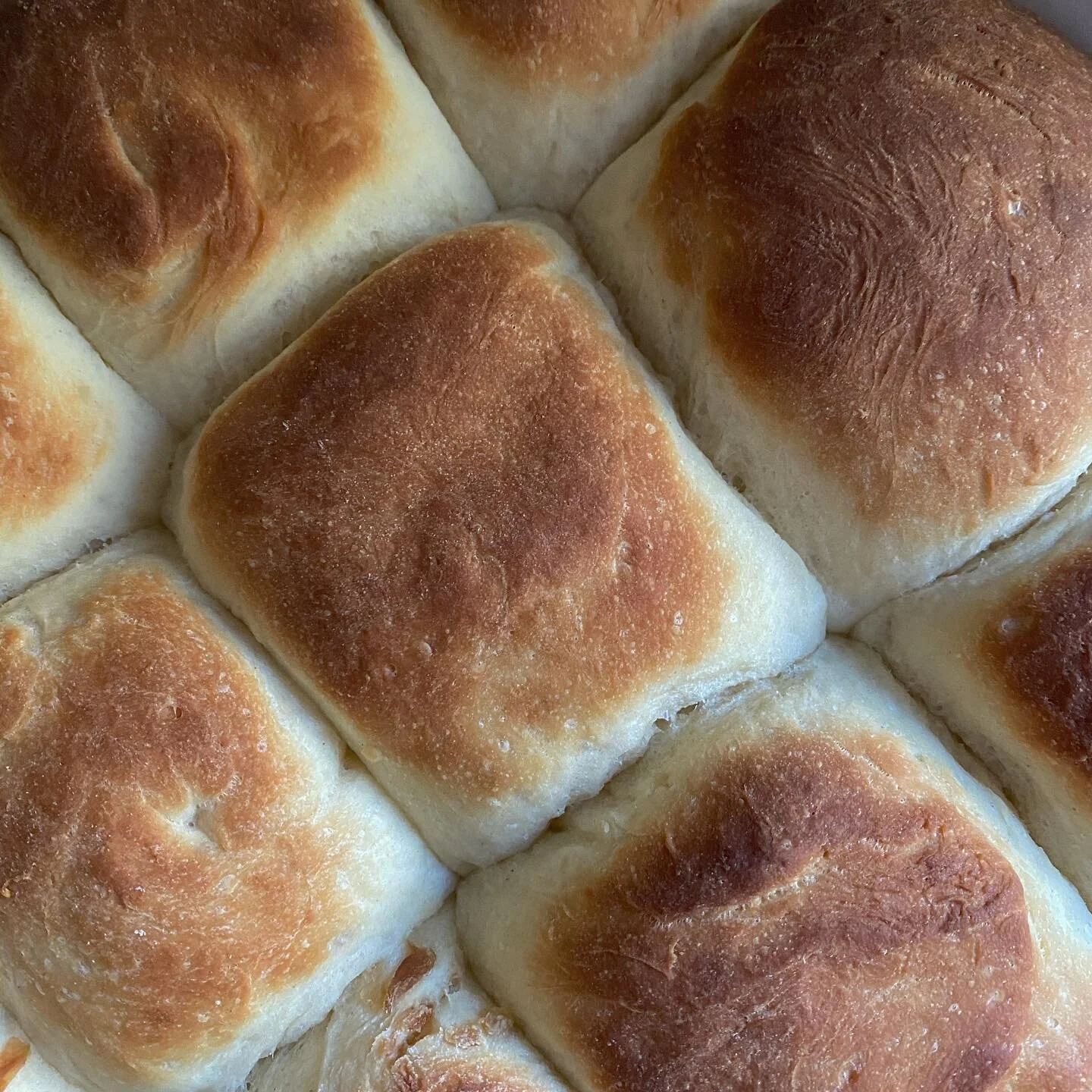 Not So Kneady Dinner Rolls 🍞 
Recipe on made-on-sundays.com
