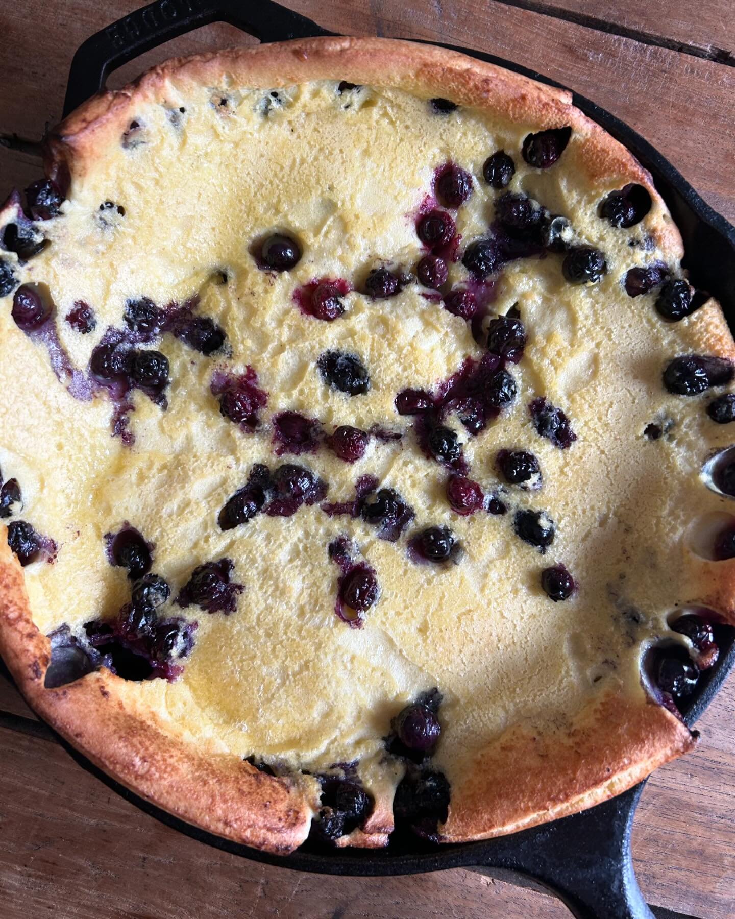 This lemon blueberry Dutch baby is bursting with fresh berries and bright lemon zest. A year-round favourite you can have ready in 30 minutes, it will be the star of your next luxurious weekend breakfast or holiday brunch!
 
Comment DUTCH BABY to hav