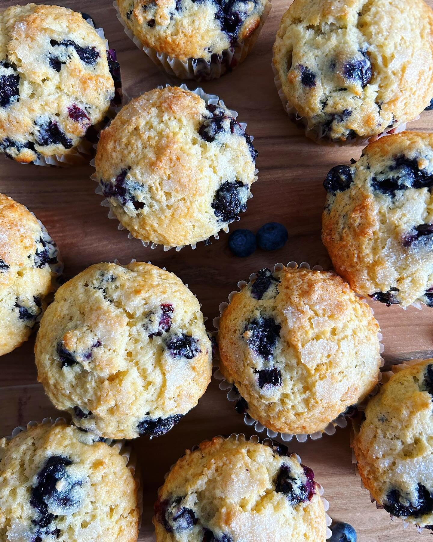 Sugar-crusted bakery style blueberry muffins. Have you tried them? With just the right balance of sweet and tart, they&rsquo;re light, tender and packed with fresh, juicy berries. The perfect simple and delicious breakfast!
 
Comment BLUEBERRY to hav