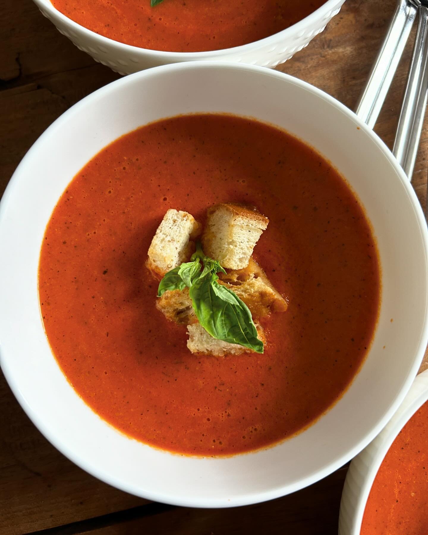 This simple fire roasted tomato soup is a low-lift pantry staple recipe with restaurant-worthy flavours. Ready in minutes, it&rsquo;s the perfect antidote for rainy spring days &hearts;️
 
Comment FIRE to have the recipe 🔗 sent straight to your inbo