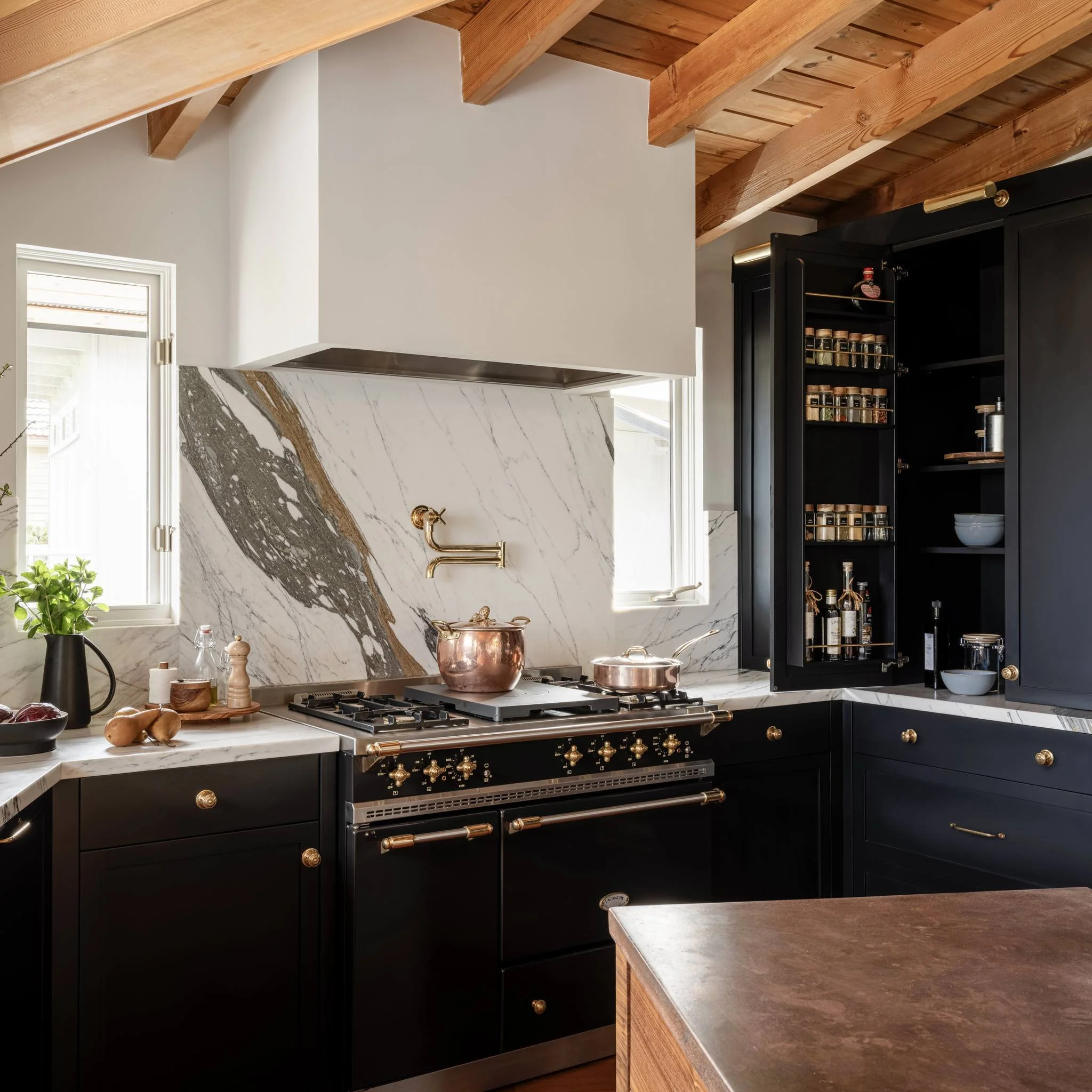 A Pacific Northwest kitchen  designed with both function and beauty in mind

Interior Design by Refra&icirc;cher 
📸 @_karamercer 
@alisonfiorito 

 #modernliving #interiordesign #kitchenremodel #kitchendesign #seattledesign #pacificnorthwestdesign #