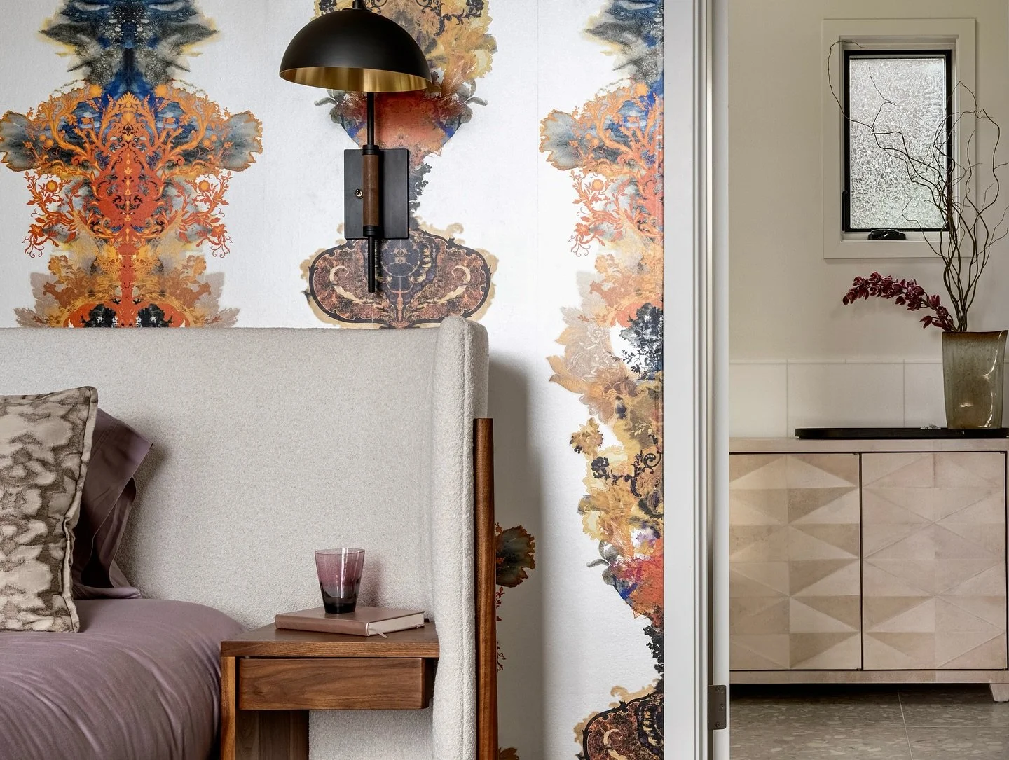 Adding personality to a primary bedroom makes it yours.  Design by refraicher 📸 @_karamercer  @ka_johnson1 
#seattle #seattleinteriordesign #interiordesigners #primarybedroom #modern #moderndesign