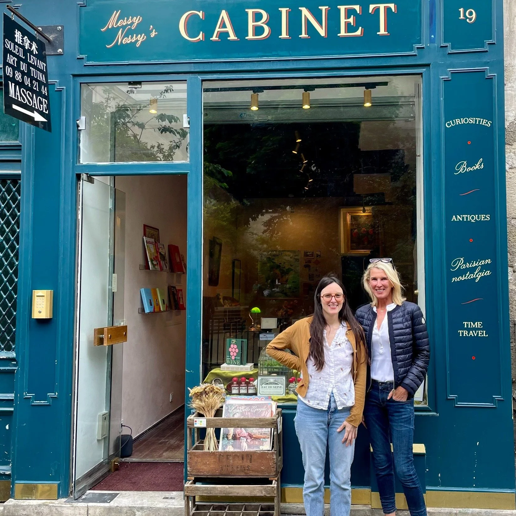 During my visit to Paris a couple of months ago, I was able to stop by the newly opened boutique, Messy Nessy's Cabinet - AND meet the proprietor/author herself😊. 
The shop is full of fun curiosities, collectables and merch from her social @messynes