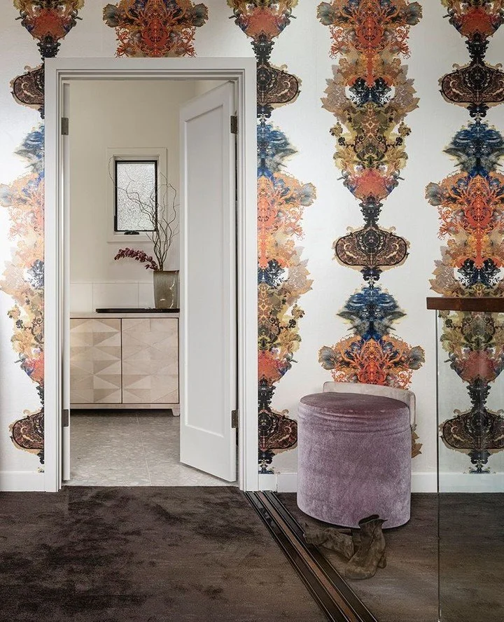 Welcome to this bold and contemporary bedroom design.

Love this modern and colorful take on a traditional pattern, the rorschach from @timorous_beasties and this bed with built in walnut nightstands from @verellenfurniture 🤍

#refraicherdesign #con