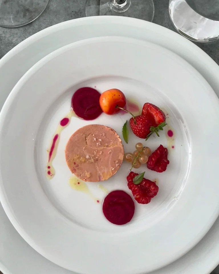 My French culinary escapades remind me that beauty lies in the details &ndash; a sprinkle of sugar, a dash of color, or a perfectly placed pillow.

#refraicher #frenchfood #culinaryarts #foodstagram #artlover