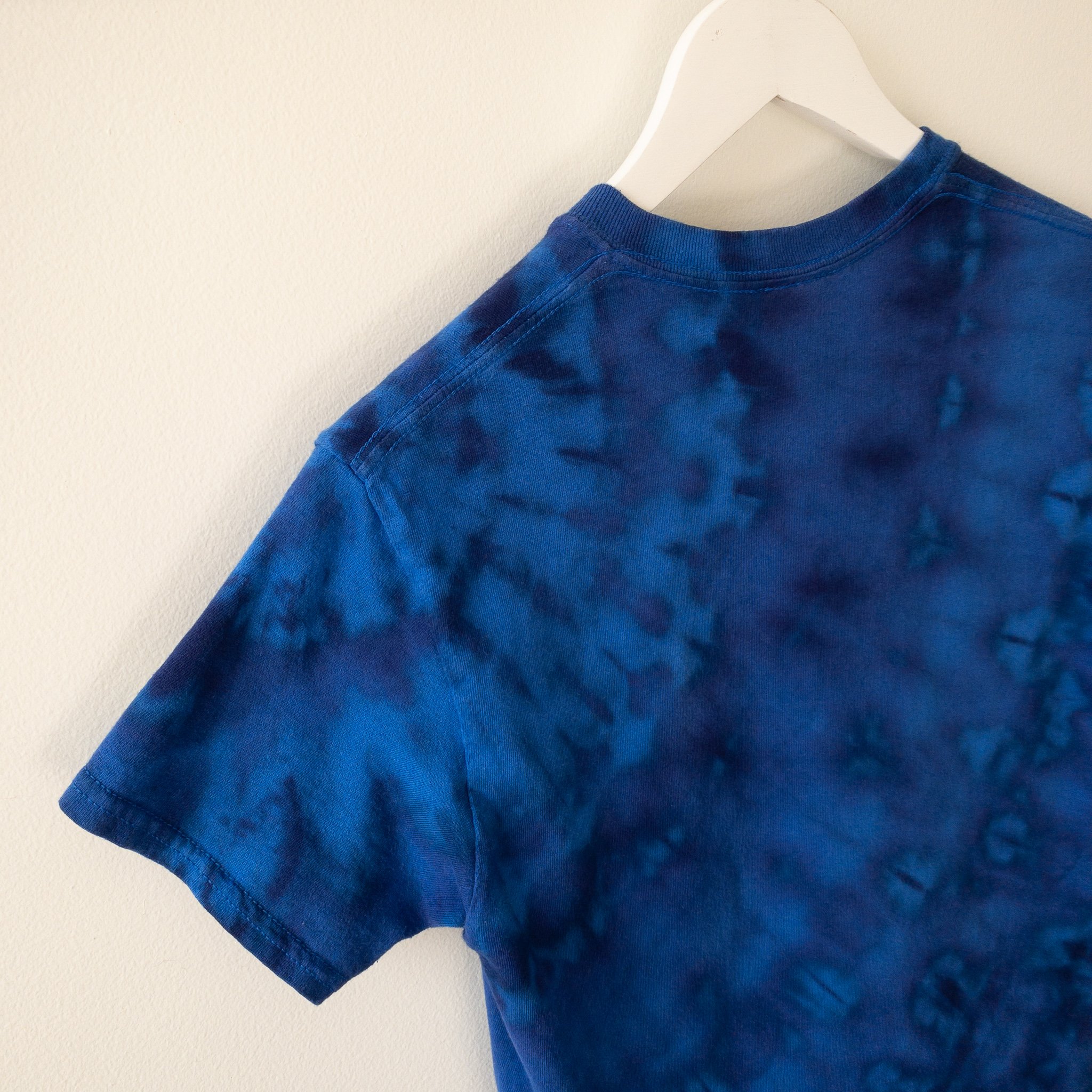 Radial wash tee from center of sleeve on blue gildan tee