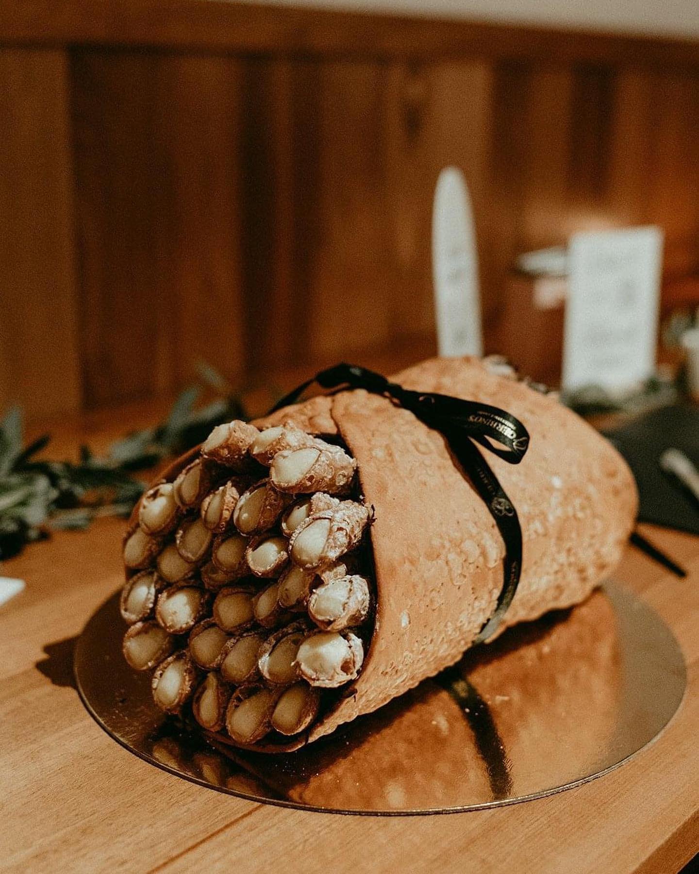 I don&rsquo;t know who needs to hear this but get yourself a giant cannoli for your wedding! They makes for a great cake topper too 😉 

📷 @doeanddeer_photography