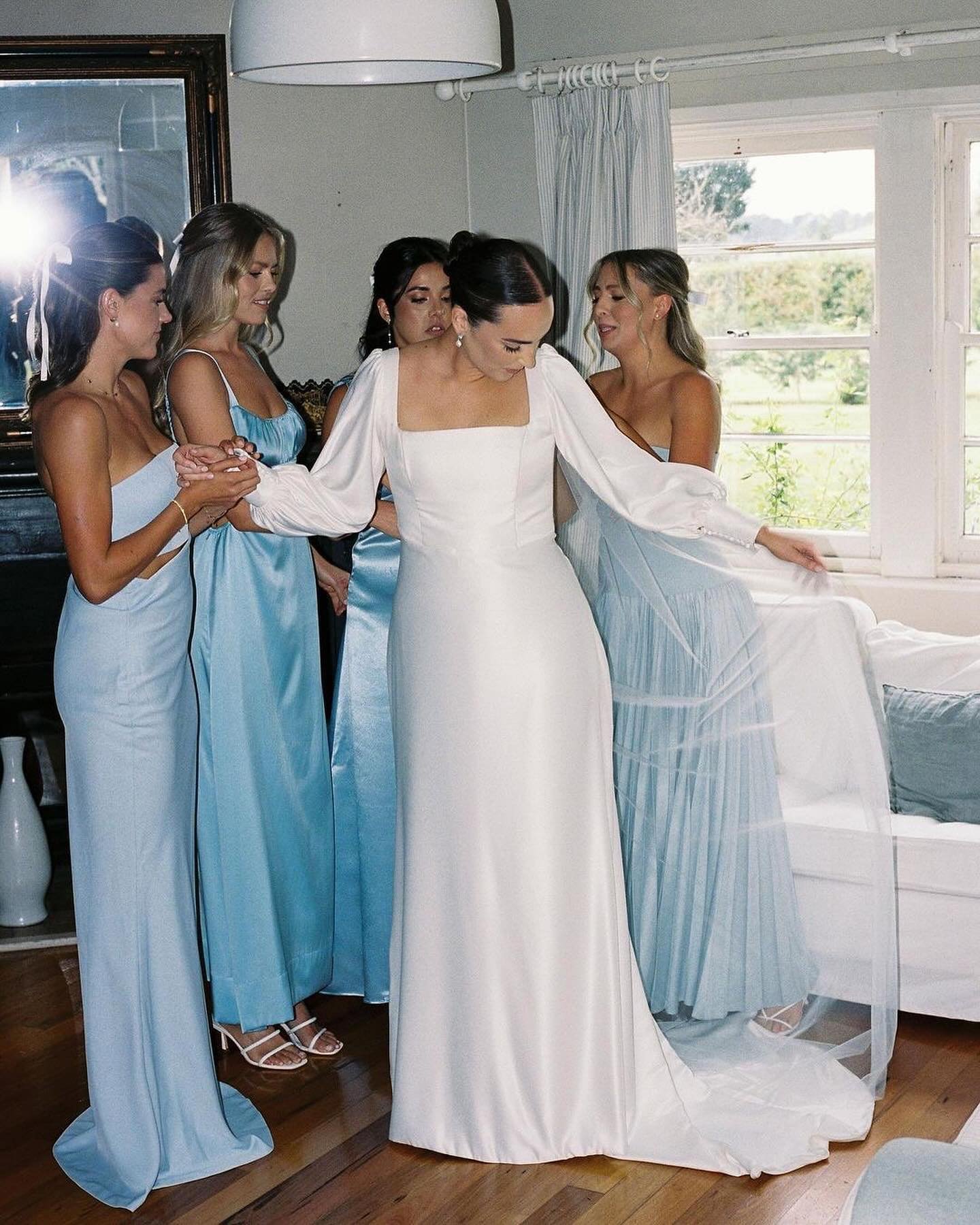 How much are we loving blue bridesmaids at the moment? A lot. The answer is a lot.

Roisin and her girls 🩵